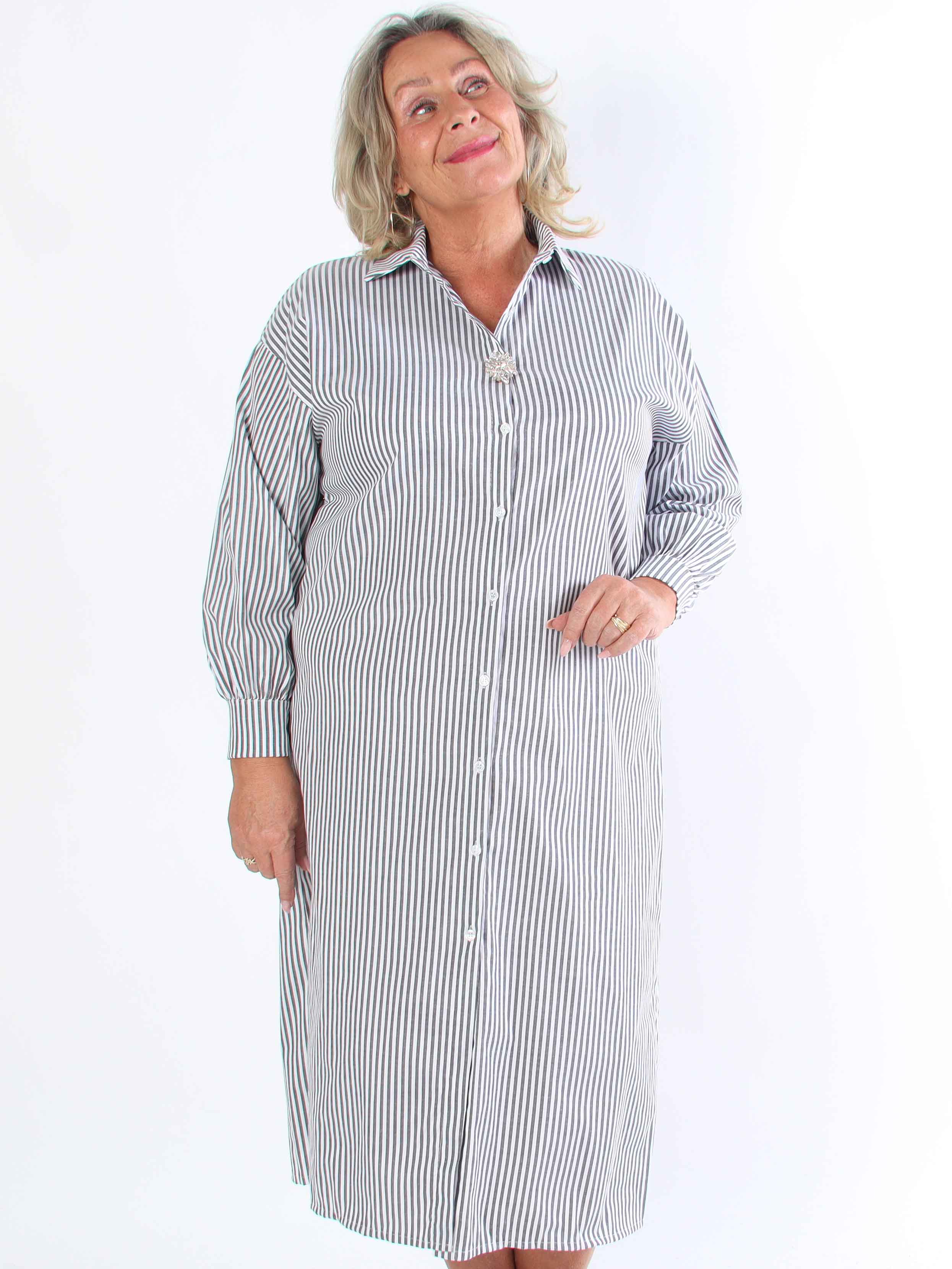 Raizal - Plus size stribet skjortekjole i viskose med en broche